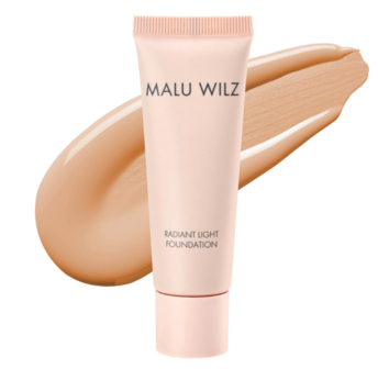  Malu Wilz  nr.15 Radiant Light Foundation - Golden ivory